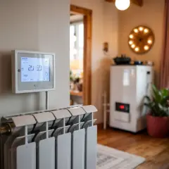Piec na pellet: jaka temperatura na grzejniki zapewni oszczędności?